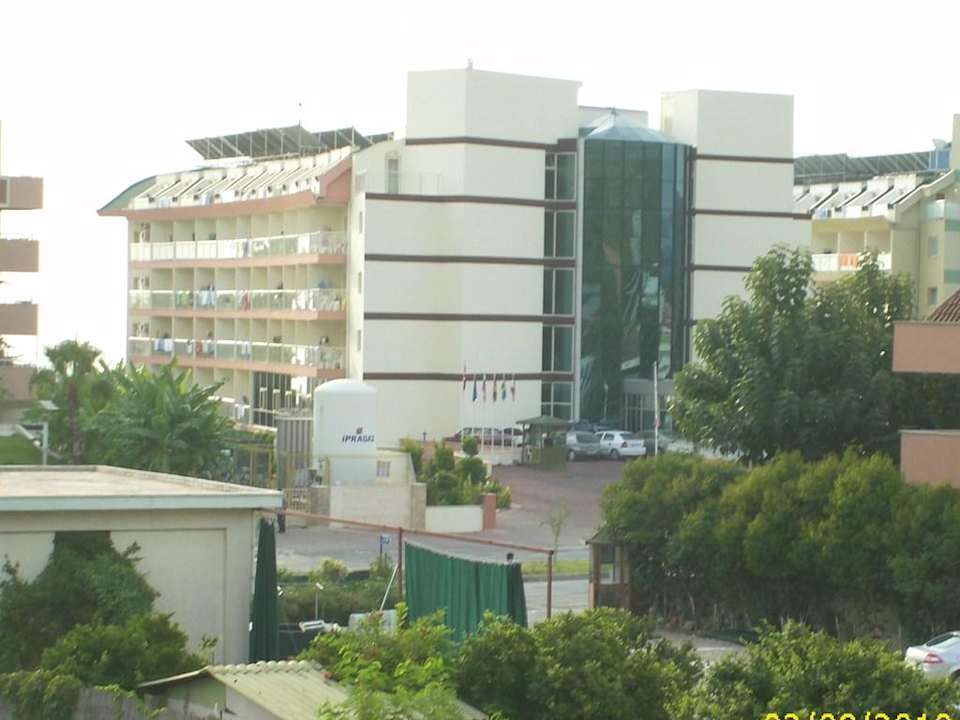 Blick vom Balkon über die Straße links Armas Gül Beach