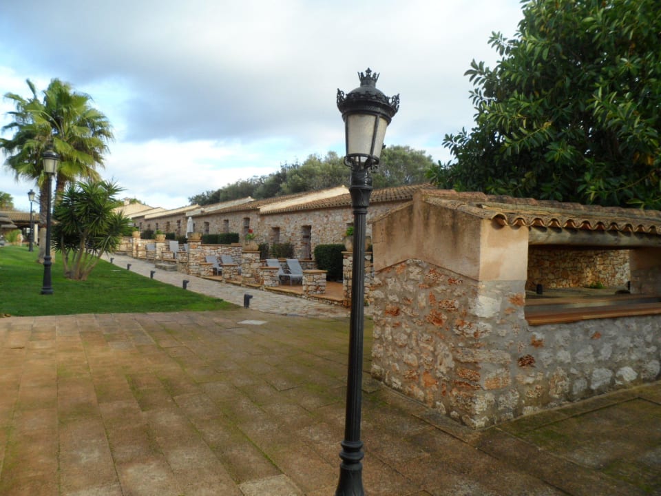 Blick vom Garten auf die Pool-Suiten Sa Bassa Rotja Ecoturisme