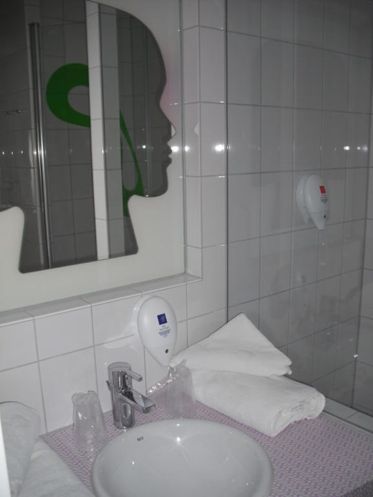 Waschbecken/Spiegel Prize by Radisson, Bremen City