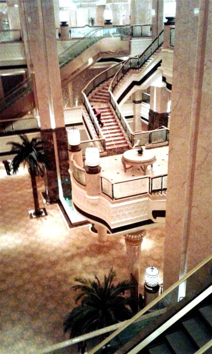 Pompöse Auf und Abgänge Emirates Palace Mandarin Oriental