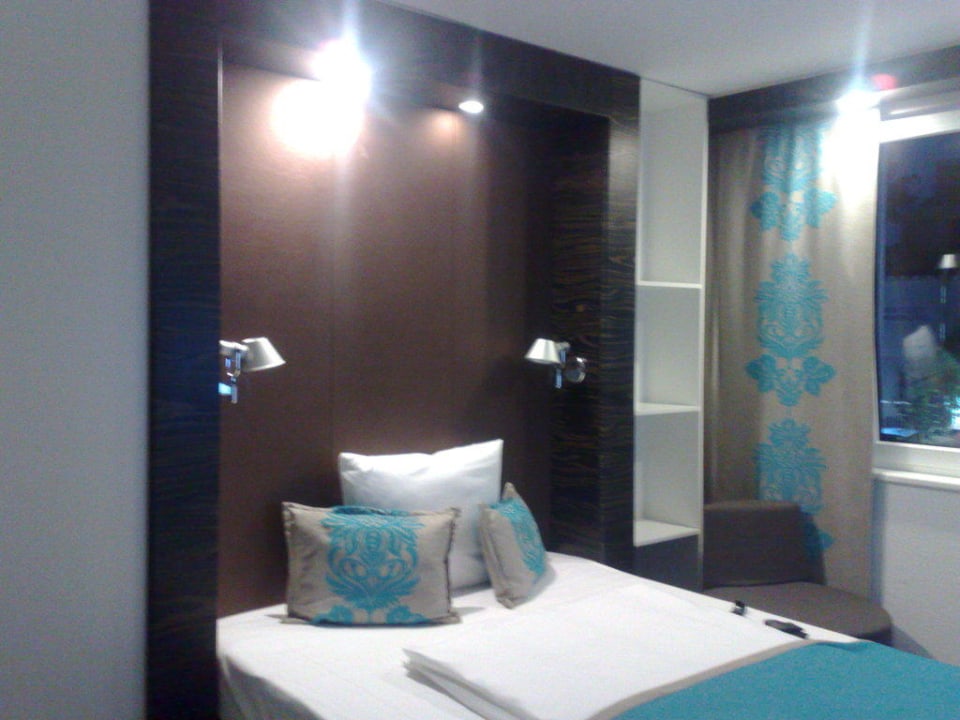 Doppelbett im EInzelzimmer Motel One Hamburg Airport