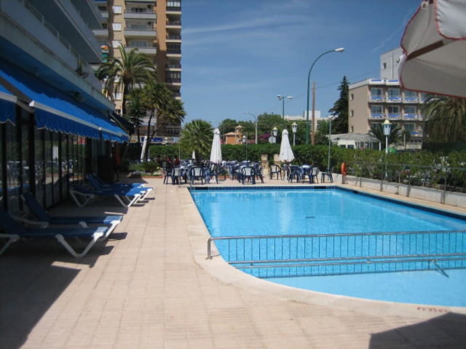 Pool an der Straßenseite Hotel Luxor