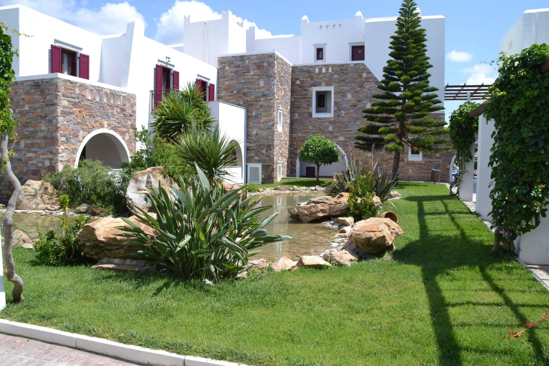 Gepflegter Garten mit Teich Naxos Resort Beach Hotel