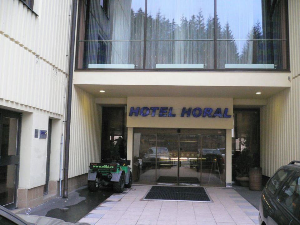 Eingang Hotel Horal Orea Resort Horal