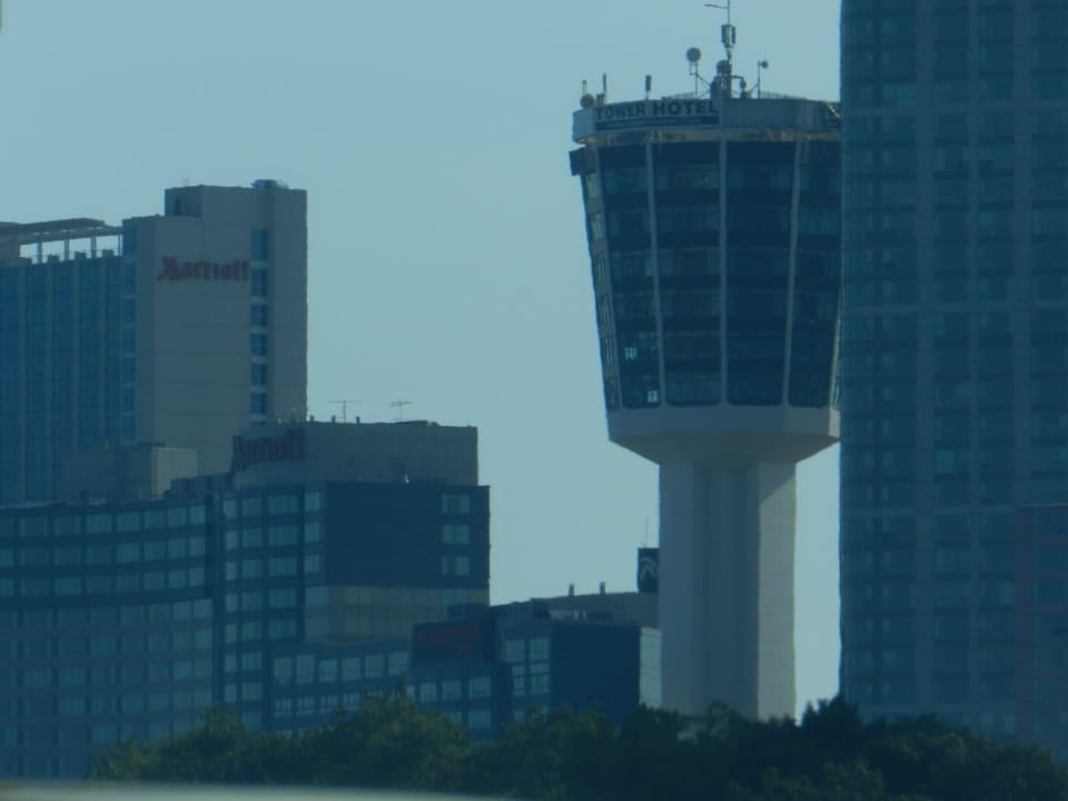 Auf dem Weg nach Niagara Falls - Blick aufs Hotel Tower Hotel at Fallsview