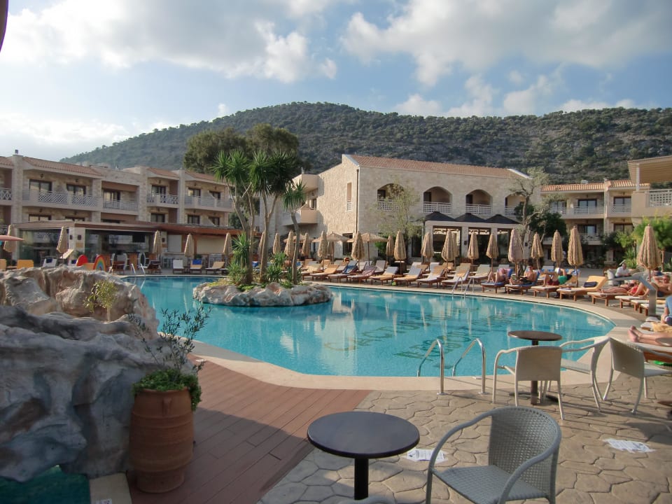 Hauptpool Blick Poolbar Cactus Royal