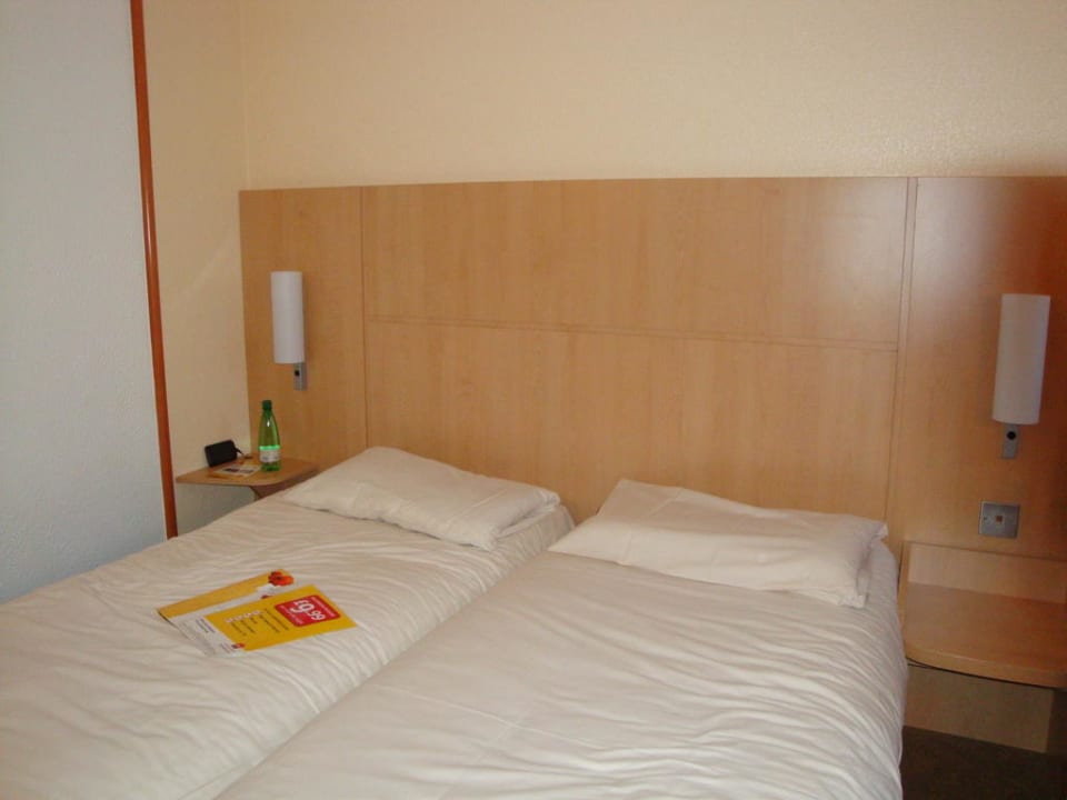 Bett im Zimmer 222 Ibis London Heathrow Airport