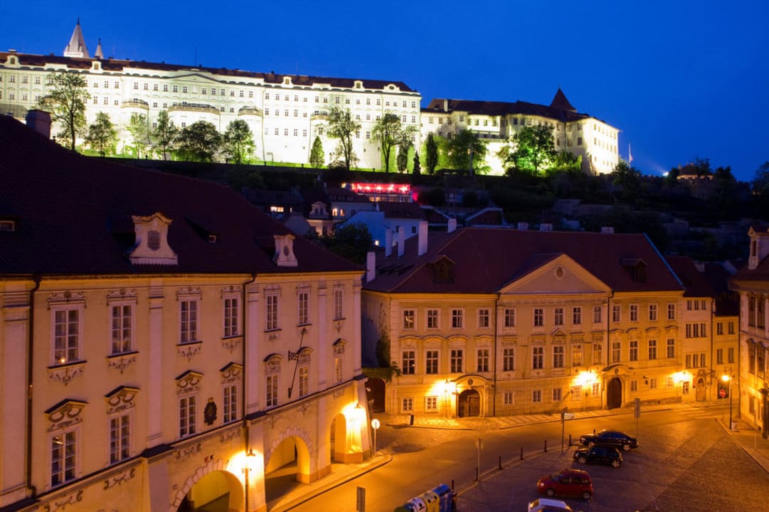Ausblick zur Burg von Zimmer 34  Hotel Three Storks