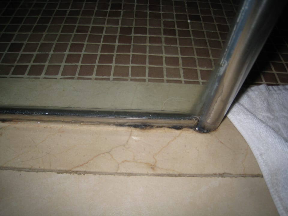 Schimmel an Silikonfuge allsun App.-Hotel Albatros