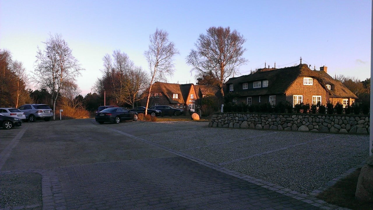 Gesamtansicht mit Haupt-/Nebenhaus Hotel Reethüüs