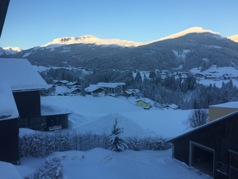 Ausblick vom Balkon zum Hohen Ifen in der frühen Morgensonne Hotel Oswalda-Hus
