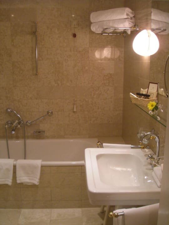 Das marmorierte Badezimmer im Standard DZ! Hotel Sacher