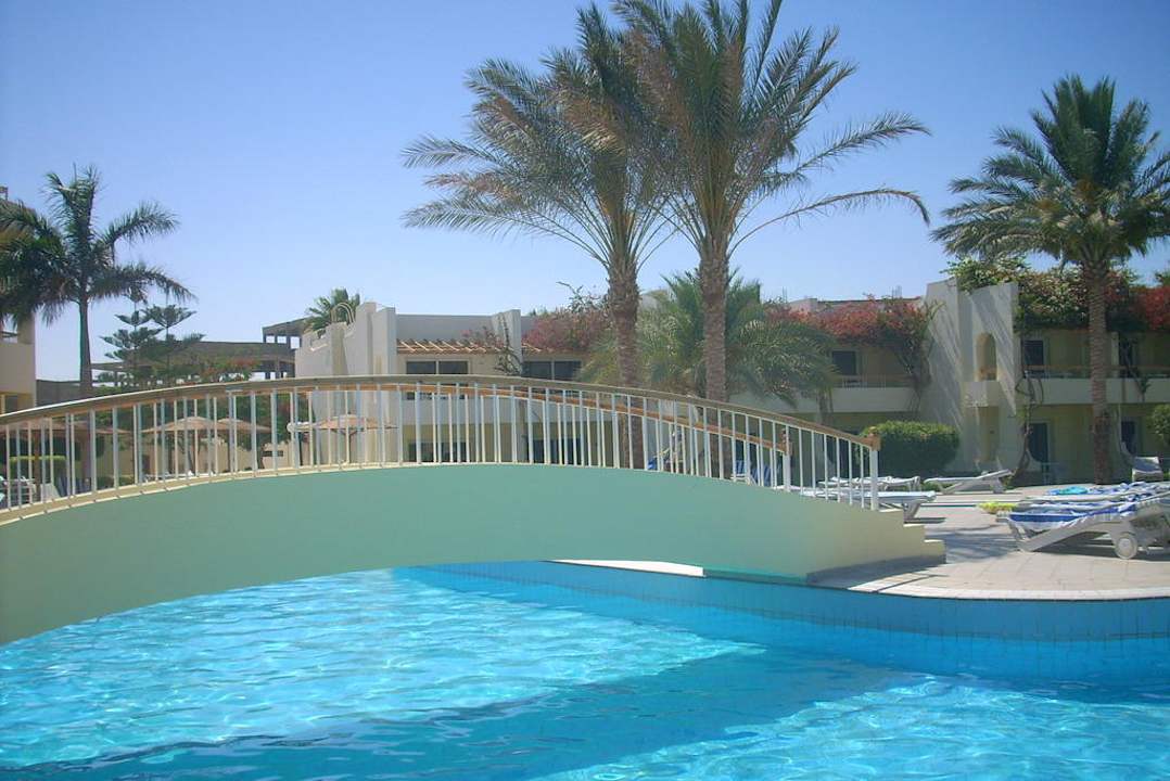 Brücke über einen der beiden Pools Palm Beach Resort