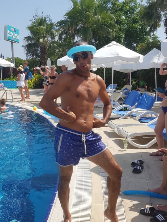 Das ist Ozzi, der Beste Animateur in diesem Hotel. Einfach d Sunis Evren Beach Resort Hotel & Spa