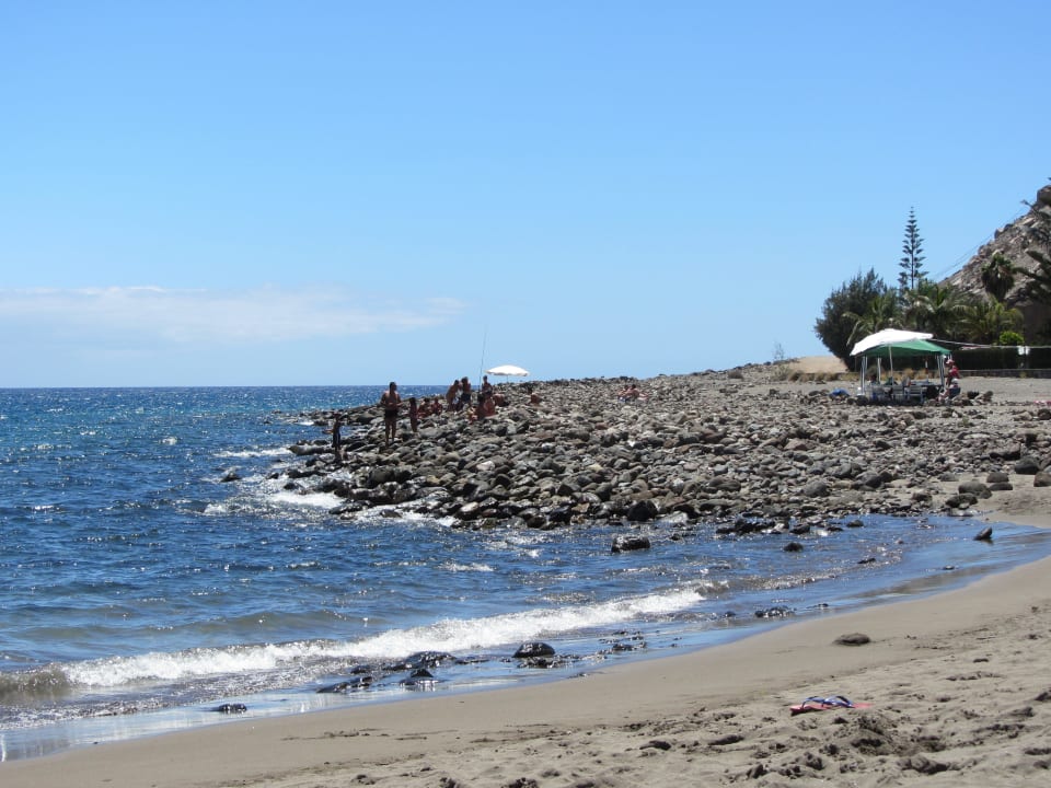 Strand, etwas steiniger Einstig ins Wasser Apartments Curasol