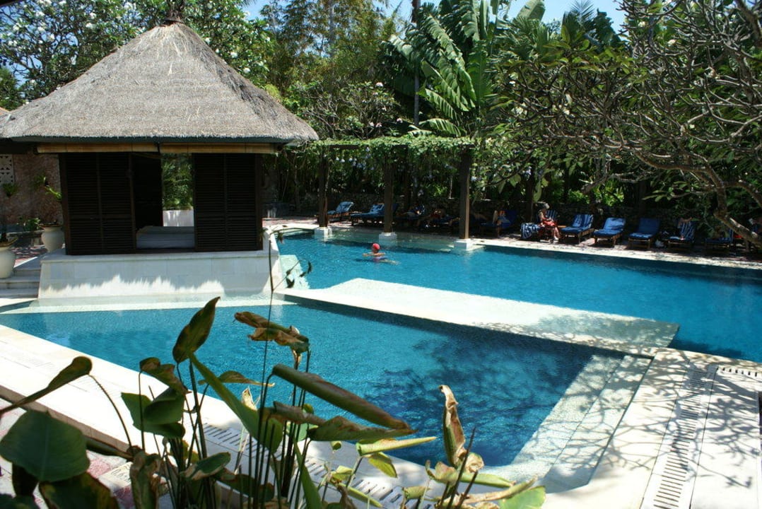 Poolbereich im Beach Club Puri Santrian