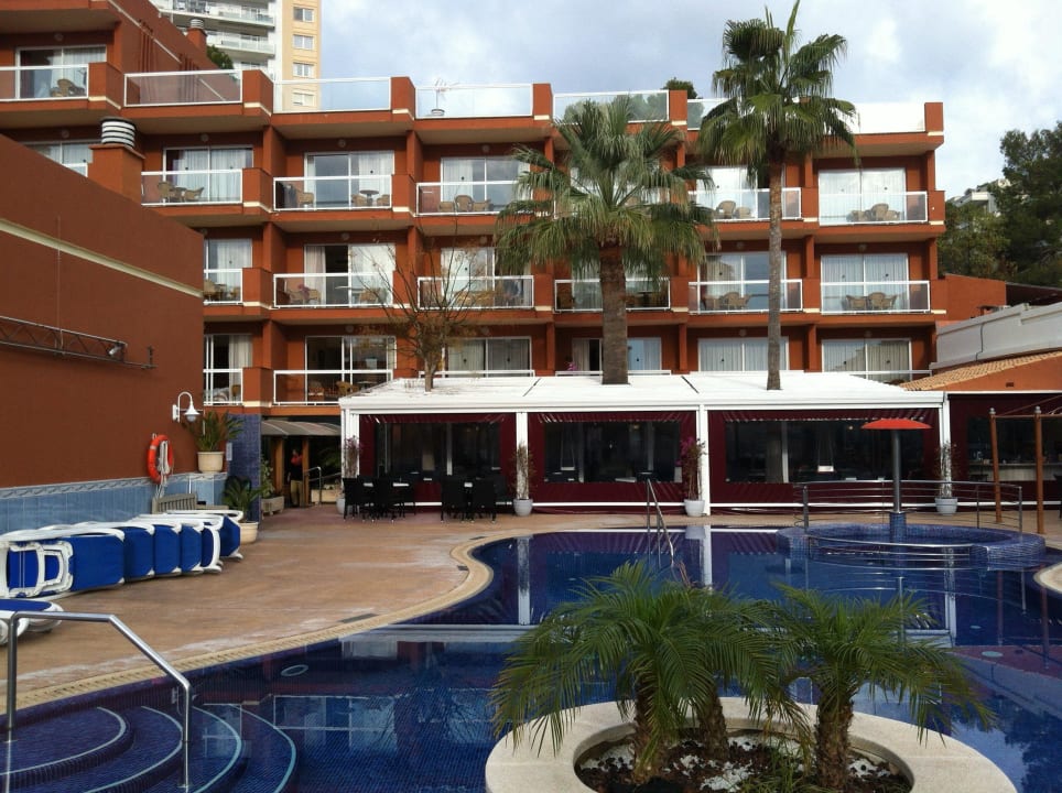 Blick auf Pool, Hotel und Hotelbar Hotel Aparthotel Paguera Beach