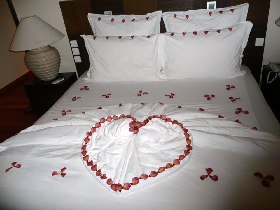 Wunderschön hergerichtetes Bett Veligandu Maldives Resort Island