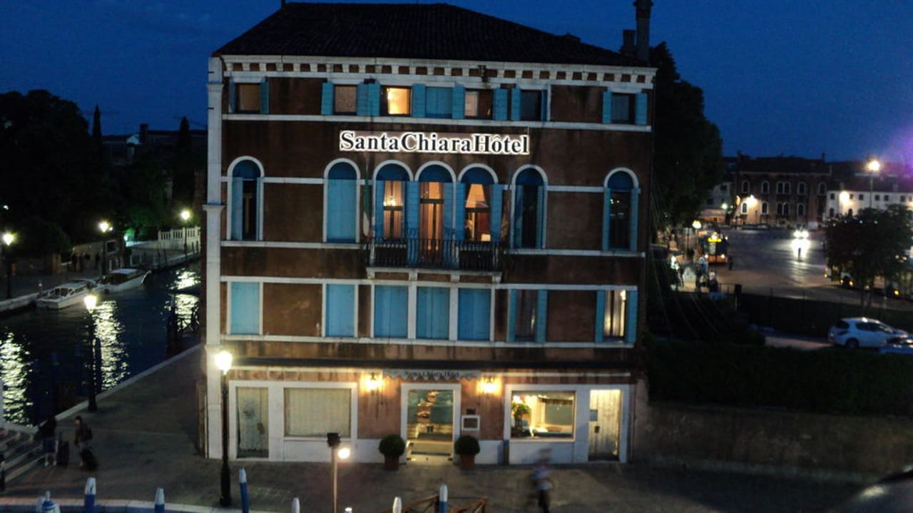 Hausfront zum Canale Grande  Hotel Santa Chiara & Residenza Parisi