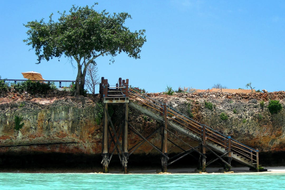 Die Treppe zum Strand bei Flut Hotel Riu Palace Zanzibar