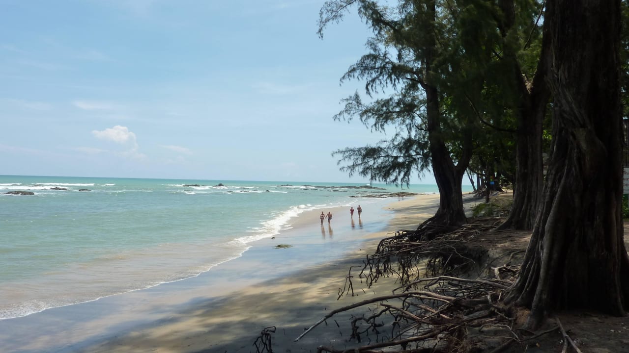 Strand nach rechts Khaolak Bhandari Resort & Spa