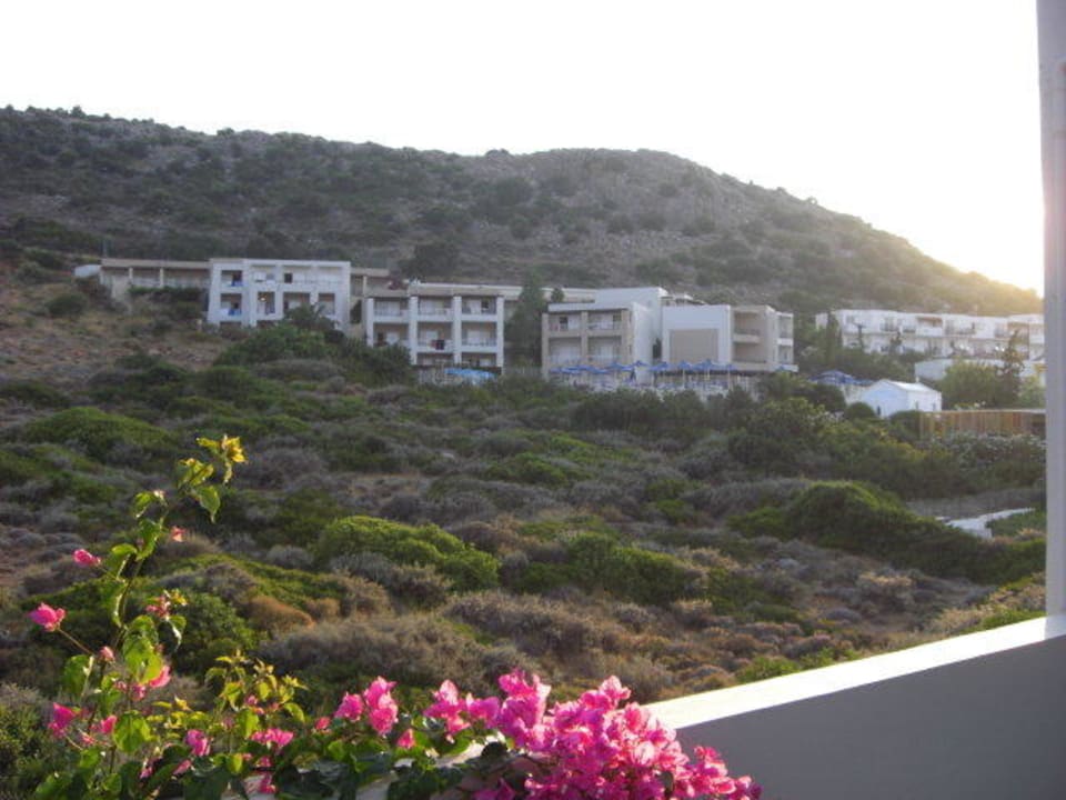 Blick auf die hinteren Appartements beim Kinderpool Grand Hotel Holiday Resort