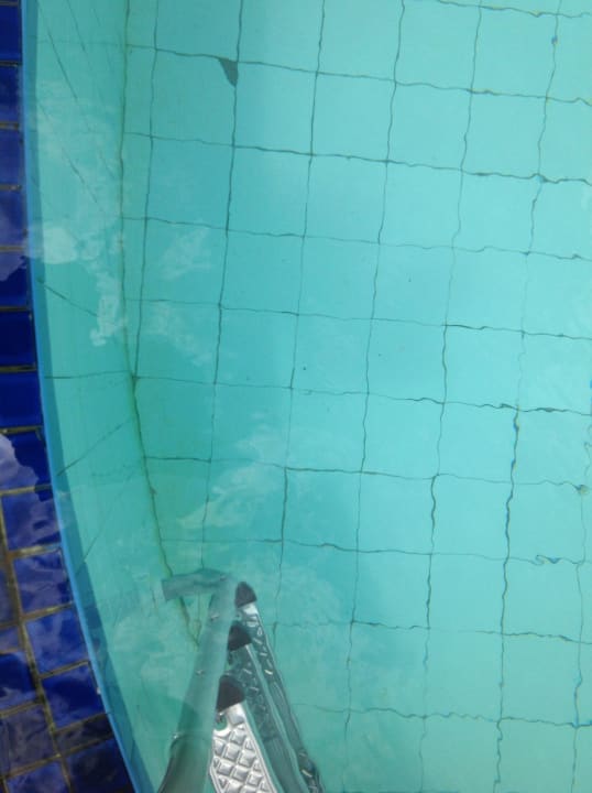 Schmutziger Pool Best Western Phuket Ocean Resort