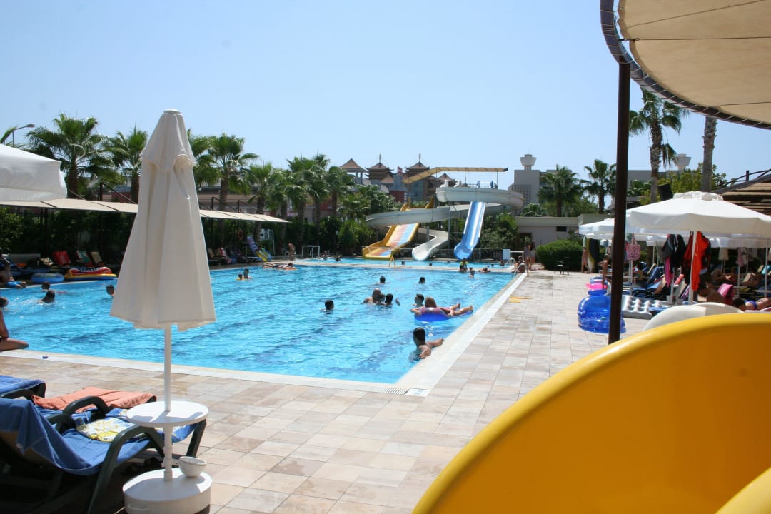 Pool mit drei Rutschen Hane Family Resort
