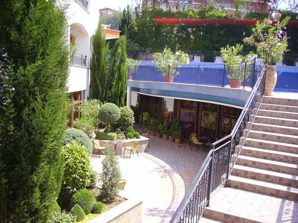 Treppe hoch zum Pool Hotel Kiparisite