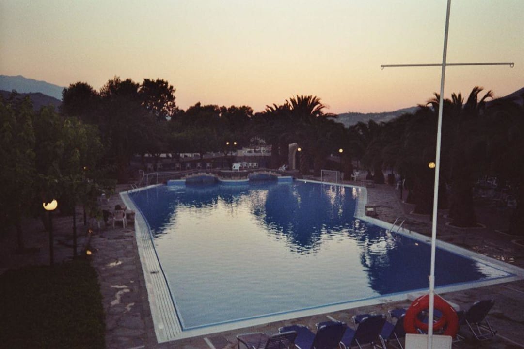 Pool mit Sicht auf Brücke Hotel Mare Monte Beach