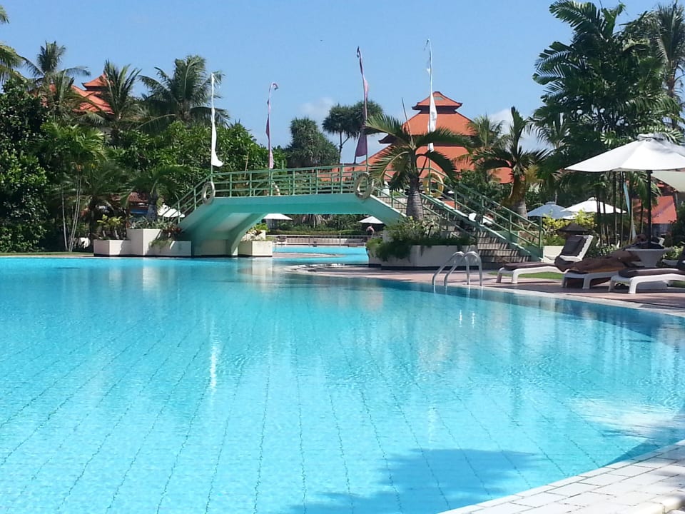 Ein schöner Pool in Innerem der Anlage Ayodya Resort Bali