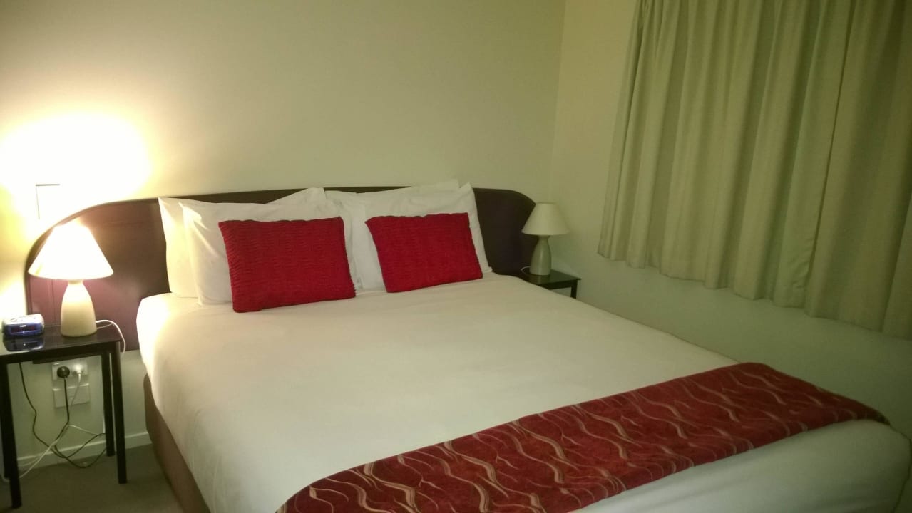 Ein bequemes Bett (Zi. 829) BKs Pioneer Motel