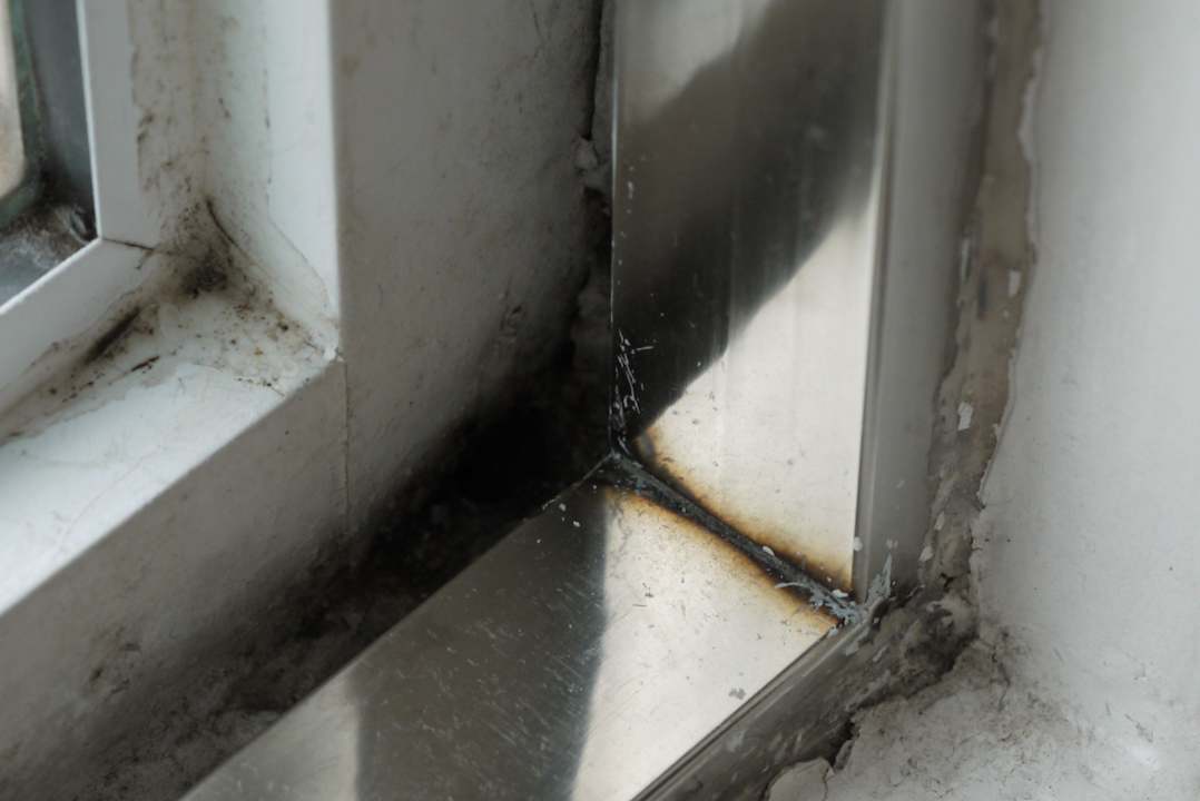 Heavy dirt on window Hotel Thaison Palace