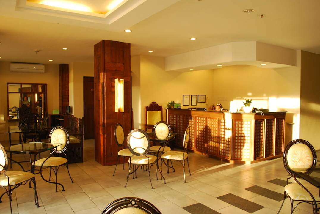 Lobby and front desk Cebu R Hotel