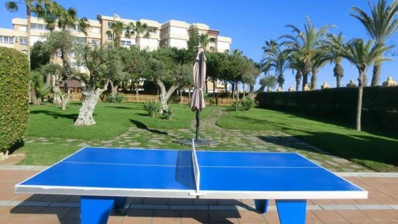 Tischtennisplatten hinterm Poolbereich Iberostar Waves Málaga Playa