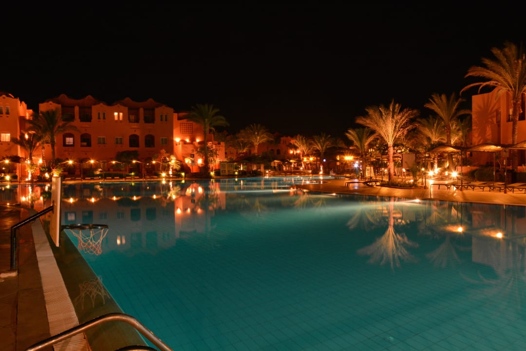 Pool bei Nacht Jaz Makadi Oasis Resort