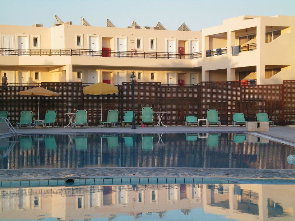 Pool bei Sonnenuntergang Delfina Tropic Beach