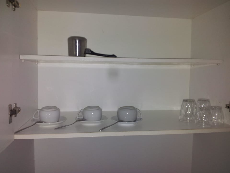 Das war alles an Geschirr, Besteck und Töpfen.  Pallini Beach Hotel