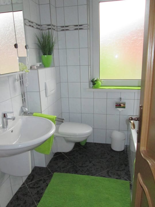 Bad mit Badewanne Annettes Rosengarten Ferienwohnung