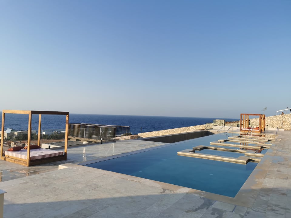 Pool The Royal Senses Resort, Curio Collection by Hilton