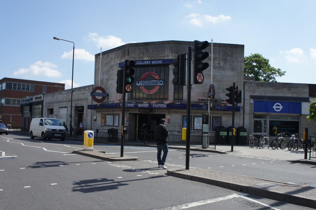 Undergroud-Station direkt gegenüber Hotel Holiday Inn Express Wimbledon South