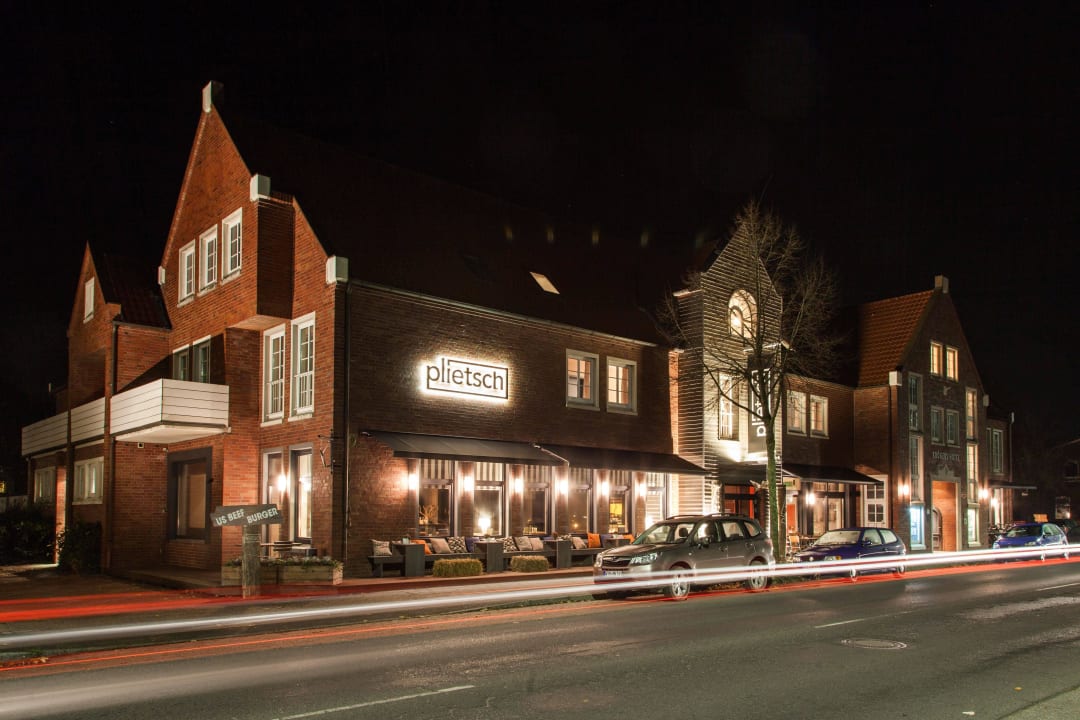 Außenansicht bei Nacht  Krögers Hotel