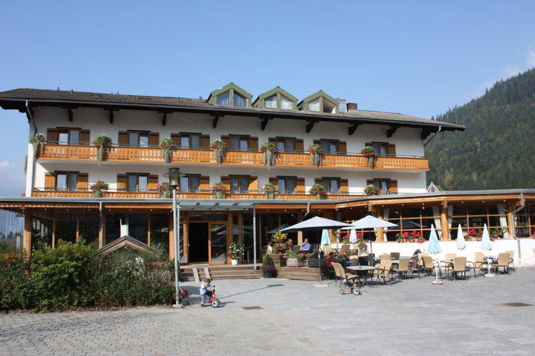 Vorderansicht des Hotels Gut Wenghof - Family Resort