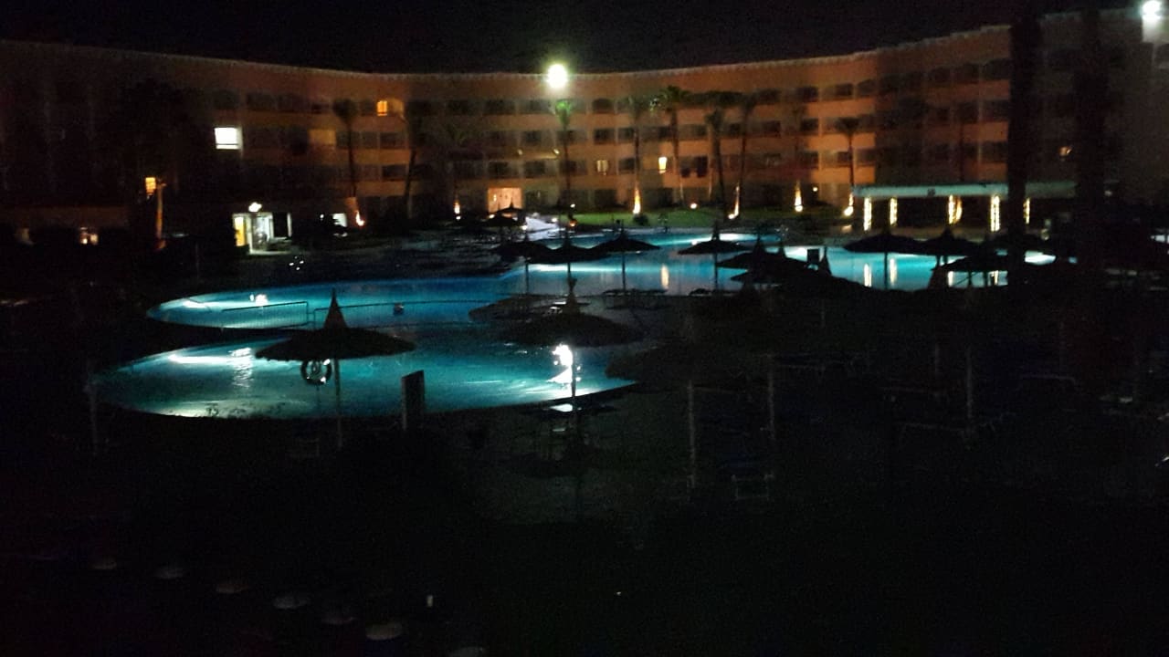 Einer der Pools bei Nacht Beach Albatros Resort