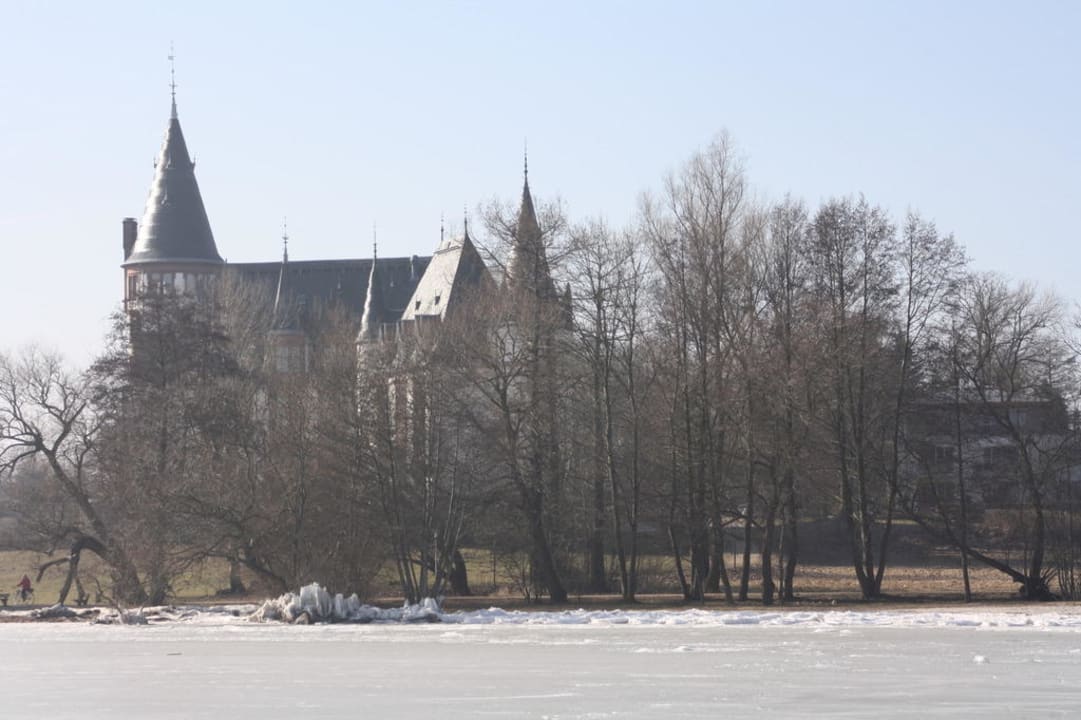 Blick vom Wasser aus Seehotel Schloss Klink