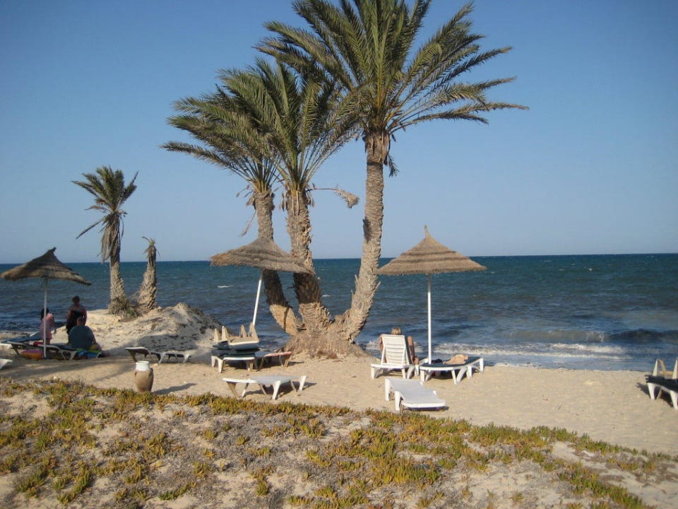 Der Strand direkt vorm Bungalow im Bereich C Hotel El Mouradi Djerba Menzel