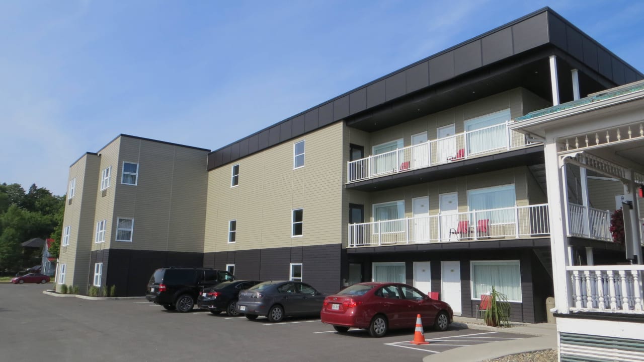 Neuwertiger Hotelblock Auberge du Littoral