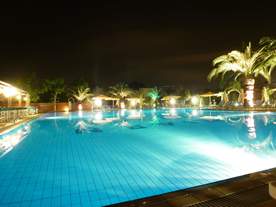 Pool am Abend alltoura Club Hotel Poseidon Palace