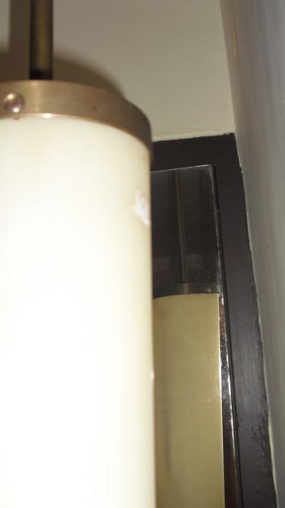 Badlampe mit Preisschild und ohne Schrauben Khao Lak Merlin Resort