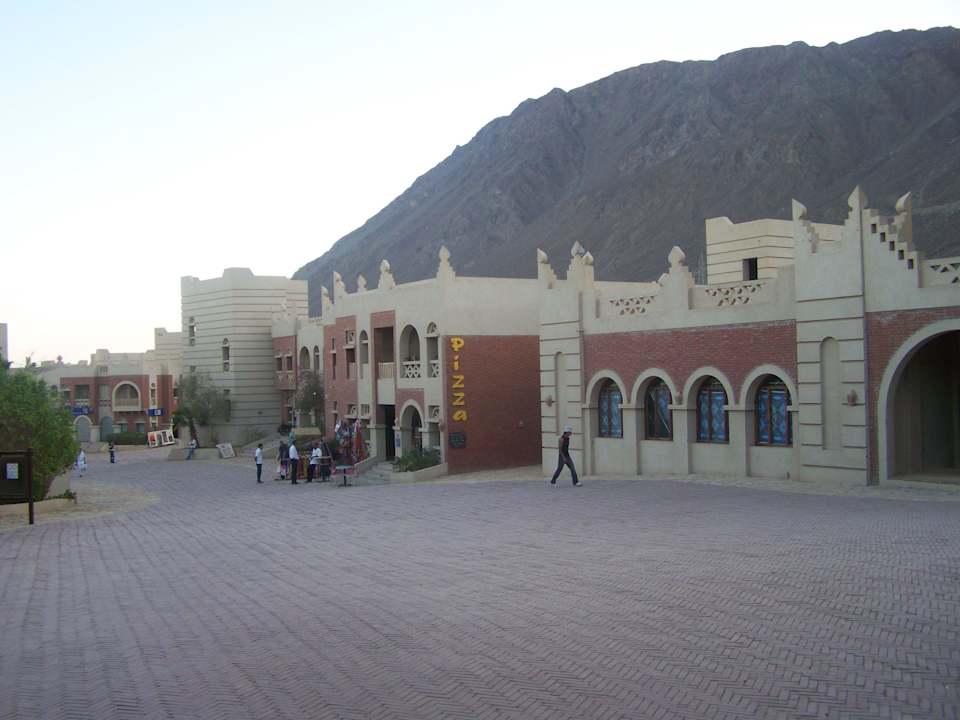 Sklepiki na terenie hotelu, widok na góry El Wekala Aqua Park Resort Taba Heights